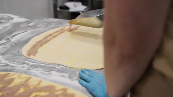 빵집의 진품을 만드는 과정에서 제빵사는 계피와 초콜릿을 반죽에 — 비디오