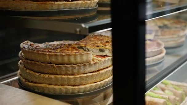 Смачний Quiche Pie Shelf Store Bakery — стокове відео