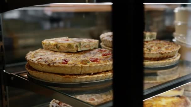 Delicious Quiche Pie Στο Shelf Store Φούρνος — Αρχείο Βίντεο