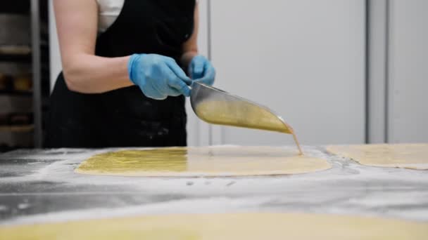 Cocina Panadería Proceso Hacer Cannabones Mujer Panadero Añade Canela Chocolate — Vídeos de Stock