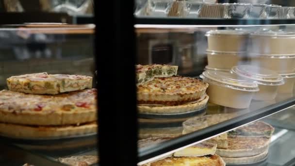 Delicioso Pastel Quiche Tienda Estantes Panadería — Vídeo de stock