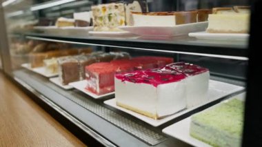 Lezzetli kekler mağazada rafta, çörekte, pastanede