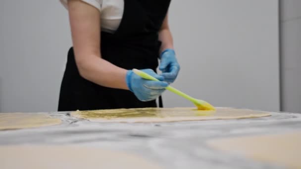 Kuchnia Piekarni Proces Produkcji Cynobrów Kobieta Piekarz Wykorzystuje Żółtko Jaj — Wideo stockowe