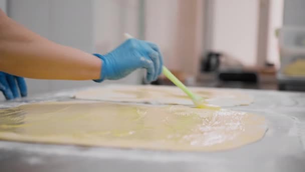 Fırındaki Mutfak Cinnabon Pişirme Işlemi Kadın Fırıncı Yumurta Sarısı Kullanır — Stok video