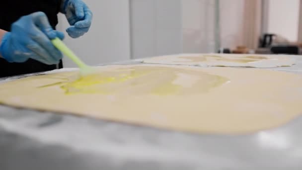 Kuchyně Pekárně Proces Výroby Skořice Žena Pekař Používá Vaječný Žloutek — Stock video