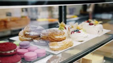 Dükkanda ve pastanede lezzetli çörekler ve pastalarla dolu tezgah.