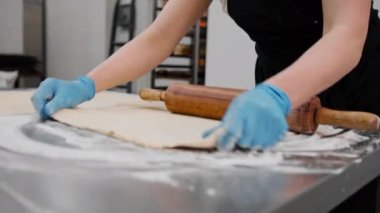 Fırındaki mutfak - tarçınlı tarçın hazırlama süreci, kadın fırıncı hamur oluveriyor.