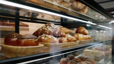 Marketin tezgahında bademli çörek - fırın