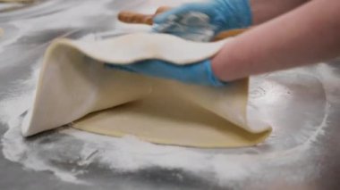 Fırındaki mutfak - tarçınlı tarçın hazırlama süreci, kadın fırıncı hamur oluveriyor.