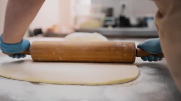 Κουζίνα Στο Φούρνο Διαδικασία Της Προετοιμασίας Κιννάβων Γυναίκα Αρτοποιός Σχηματίζει — Αρχείο Βίντεο
