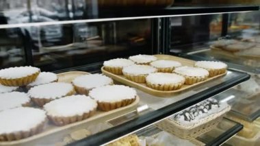 Dükkanda ve pastanede lezzetli çörekler ve pastalarla dolu tezgah.
