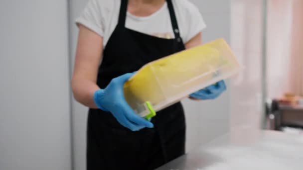 Cocina Panadería Proceso Preparación Cinabriones Mujer Panadero Forma Masas — Vídeos de Stock
