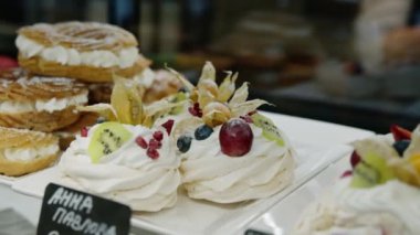 Dükkanda ve pastanede lezzetli çörekler ve pastalarla dolu tezgah.