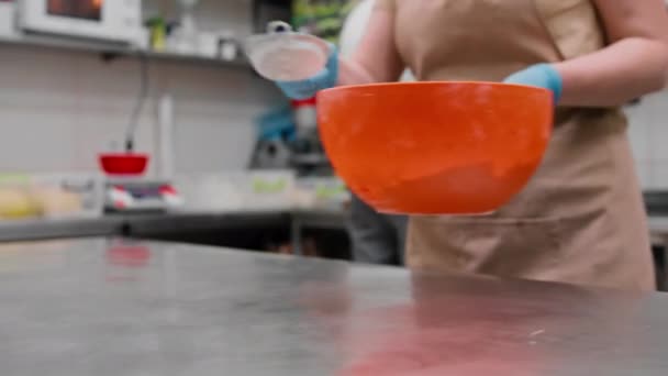 Cuisine Dans Boulangerie Processus Fabrication Des Cannons Femme Boulangère Tamise — Video