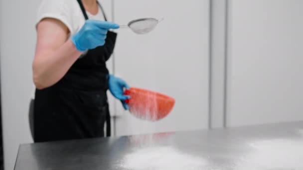 Keuken Bakkerij Proces Van Het Maken Van Cinnabons Vrouwelijke Bakker — Stockvideo