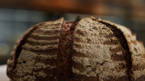 Zbliżenie Piekarnia Świeżo Upieczony Ciemny Chleb Obracającej Się Powierzchni — Wideo stockowe