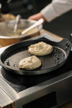 Kızartma tavasında kahvaltıda gözleme yapma süreci.