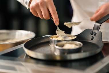 Kızartma tavasında kahvaltıda gözleme yapma süreci.