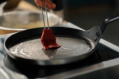 Profesyonel mutfak şefi krep hazırlar.