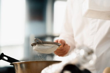 Profesyonel mutfak şefi krep hazırlar.