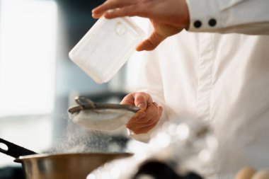 Profesyonel mutfak şefi krep hazırlar.