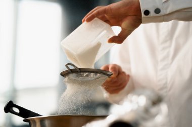 Profesyonel mutfak şefi krep hazırlar.