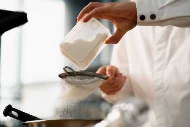 Profesyonel mutfak şefi krep hazırlar.