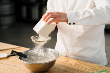 Profesyonel mutfak şefi krep hazırlar.