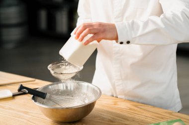 Profesyonel mutfak şefi krep hazırlar.