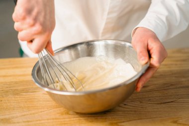 Profesyonel mutfak şefi krep hazırlar.