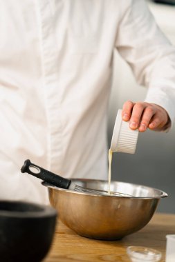 Profesyonel mutfak şefi krep hazırlar.