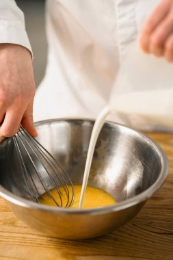 Profesyonel mutfak şefi krep hazırlar.