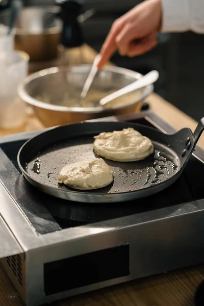 Процесс Приготовления Блинов Завтрак Сковородке Крупным Планом — стоковое фото