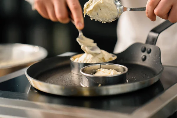 Процесс Приготовления Блинов Завтрак Сковородке Крупным Планом — стоковое фото