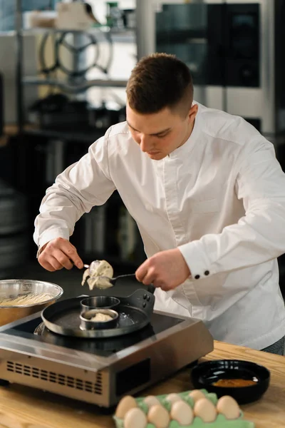 Een Professionele Chef Kok Keuken Van Een Restaurant Bereidt Pannenkoeken — Stockfoto