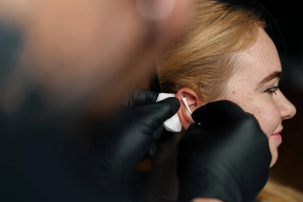 Piercing Studio Master Pierces Girl Ear — Stock Photo, Image