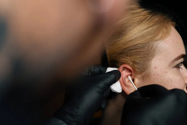 Piercing Studio Ein Meister Sticht Einem Mädchen Ins Ohr — Stockfoto