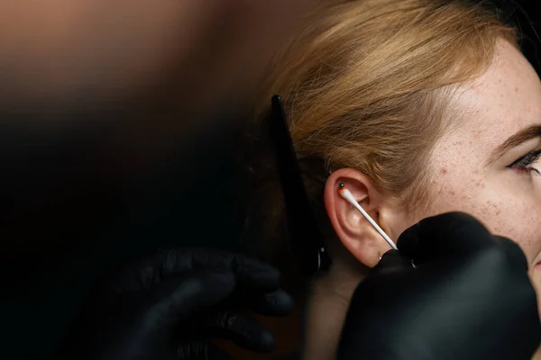 Piercing Studio Master Pierces Girl Ear — Stock Photo, Image