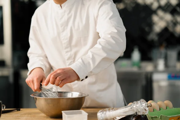Profesyonel Mutfak Şefi Krep Hazırlar — Stok fotoğraf