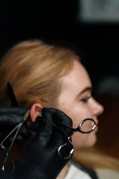 Piercing Studio Ein Meister Sticht Einem Mädchen Ins Ohr — Stockfoto
