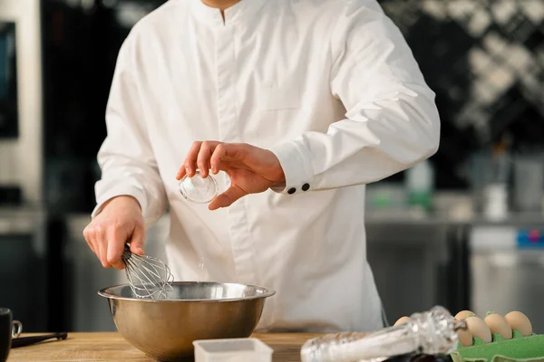 Professionele Chef Kok Bereidt Pannenkoek — Stockfoto