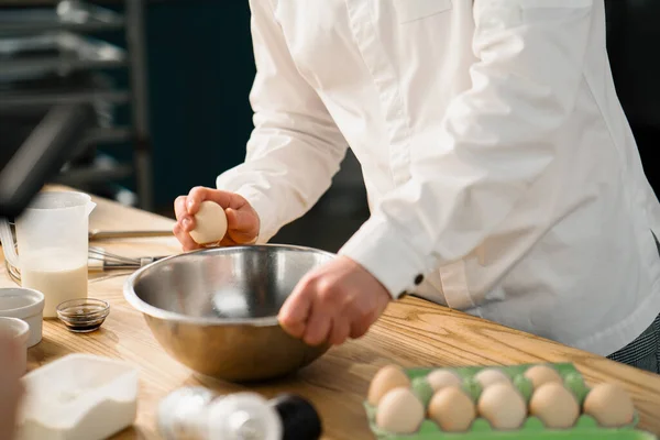 Professionele Chef Kok Bereidt Pannenkoek — Stockfoto