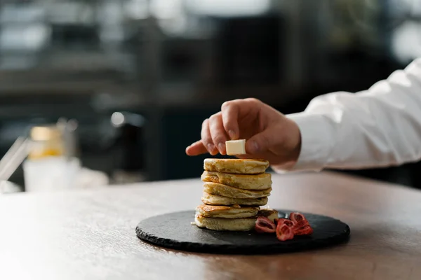 イチゴのパンケーキ料理はパンケーキにバターの一部を置きますおいしい朝食専門的な料理 — ストック写真