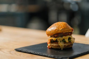 Lezzetli, iştah açıcı burger. Biftek köfteli çizburger.