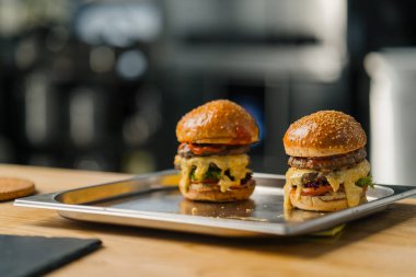 Lezzetli iştah açıcı burger. Biftek soslu çizburger. Profesyonel mutfak.