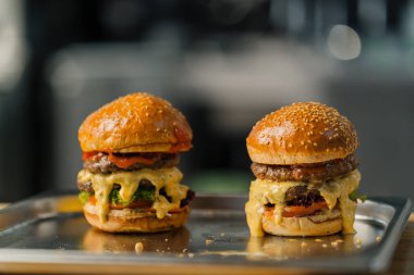 Lezzetli iştah açıcı burger. Biftek soslu çizburger. Profesyonel mutfak.