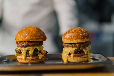 Lezzetli iştah açıcı burger. Biftek soslu çizburger. Profesyonel mutfak.
