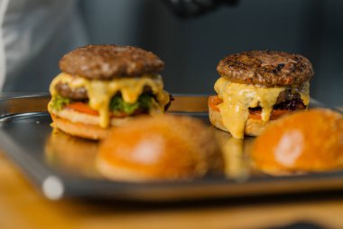 Lezzetli iştah açıcı burger. Biftek soslu çizburger. Profesyonel mutfak.