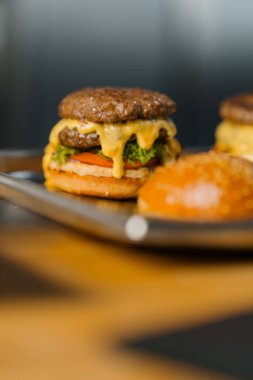 Lezzetli iştah açıcı burger. Biftek soslu çizburger. Profesyonel mutfak.