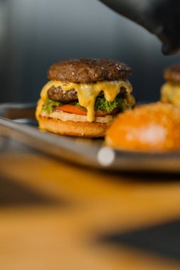 Lezzetli iştah açıcı burger. Biftek soslu çizburger. Profesyonel mutfak.